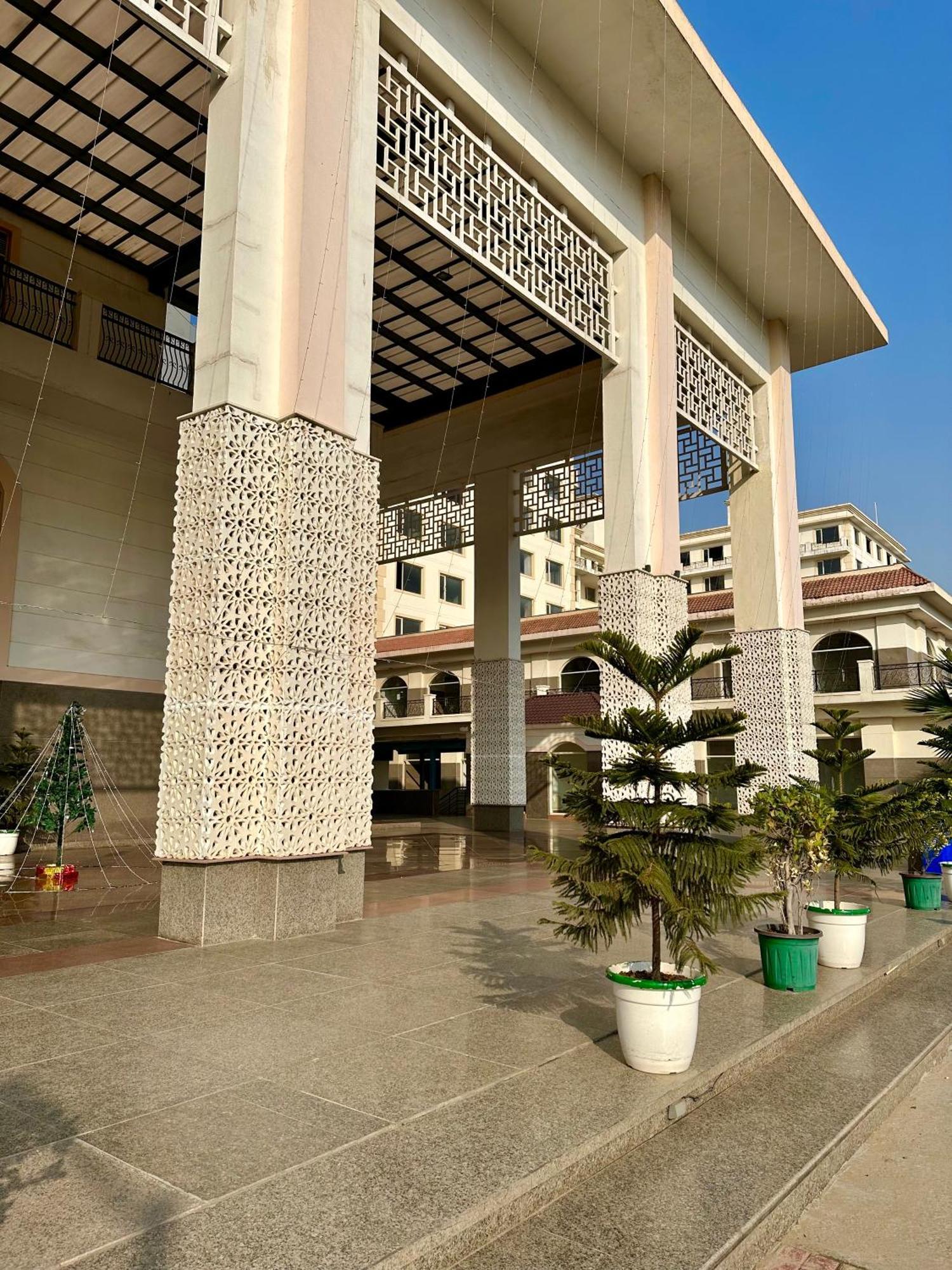 Flamingo Hotel Sector 67 I Studio Rooms I Gurgaon Luaran gambar